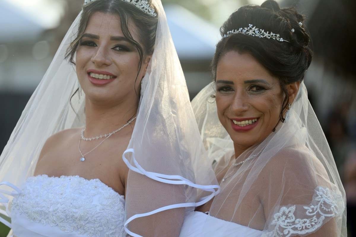  Elizete e Karen, mãe e filha, decidiram se casar no mesmo dia, durante a celebração no Pontão do Lago Sul   