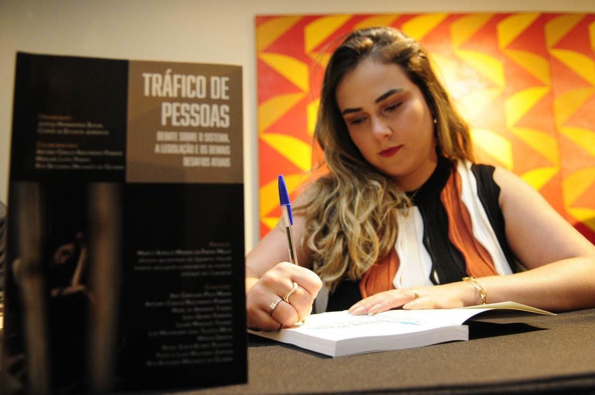 Tráfico de pessoas: livro mostra como crime vitima mulheres e crianças