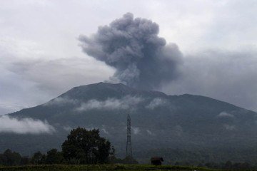 O vulcão com mais de 2.891 metros de altura expeliu cinzas vulcânicas e fumaças gigantes no céu -  (crédito: Reprodução/ADI PRIMA / AFP)