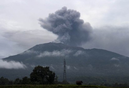 O vulcão com mais de 2.891 metros de altura expeliu cinzas vulcânicas e fumaças gigantes no céu -  (crédito: Reprodução/ADI PRIMA / AFP)