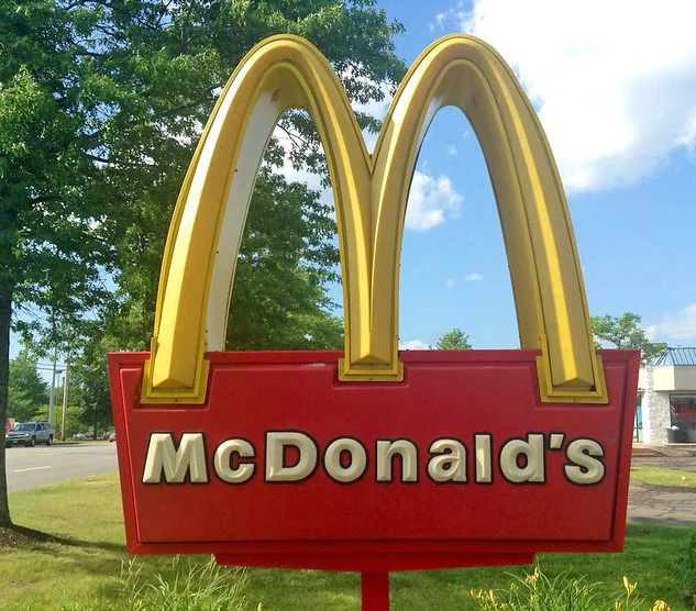 Você soube do pedido de desculpas do McDonald's após uma enxurrada de queixas dos consumidores?  Foi em 2022, o FLIPAR mostrou e relembra o caso. Fique atento ao que vai consumir!  -  (crédito: Mike Mozart - Flickr)