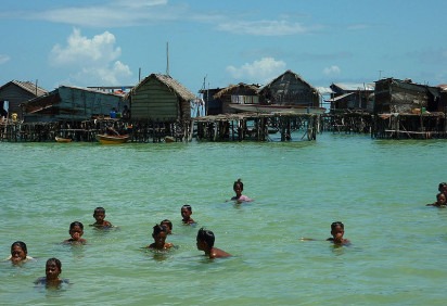 O povo Bajau, do sudeste asiático, consegue permanecer submerso muito mais tempo que outros humanos. -  (crédito: Torben Venning/Wikimedia Commons)
