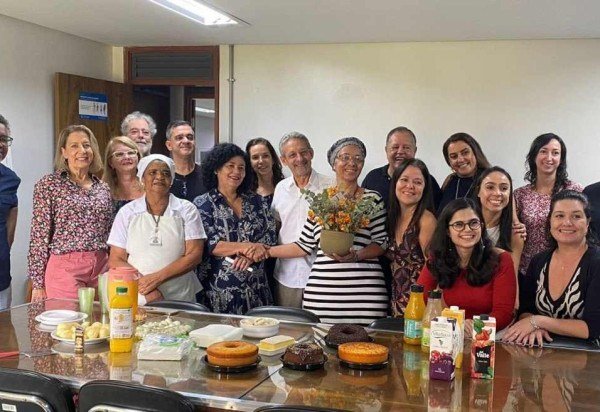 Professores da Faculdade de Comunicação da UnB fazem homenagem à diretora Dione Moura