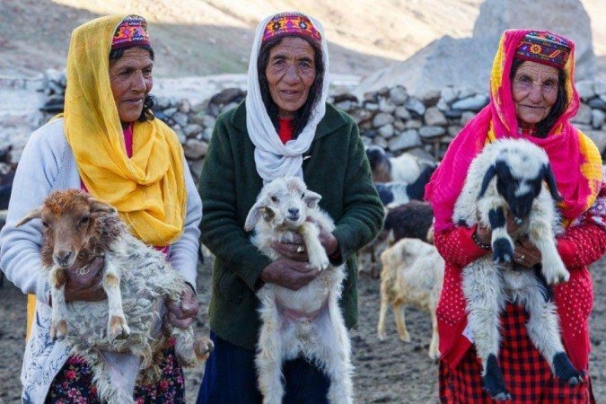Três das últimas pastoras Wakhi: Sakina (esquerda), Thai Bibi (centro) e Annar (direita). -  (crédito: Taseer Beyg)