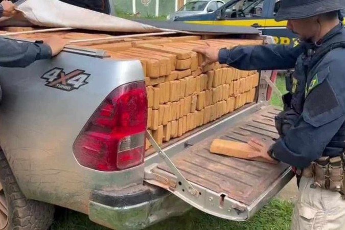 Toyota Hillux é apreendida com uma tonelada de maconha - (crédito: Divulgação/PRF) Toyota Hillux é apreendida com uma tonelada de maconha - (crédito: Divulgação/PRF)