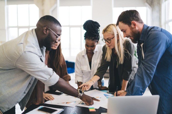 Ambientes corporativos que promovem a inclusão geram resultados melhores tanto para os colaboradores quanto para a empresa (Imagem: GaudiLab | Shutterstock) - (crédito: EdiCase) Ambientes corporativos que promovem a inclusão geram resultados melhores tanto para os colaboradores quanto para a empresa (Imagem: GaudiLab | Shutterstock) - (crédito: EdiCase)