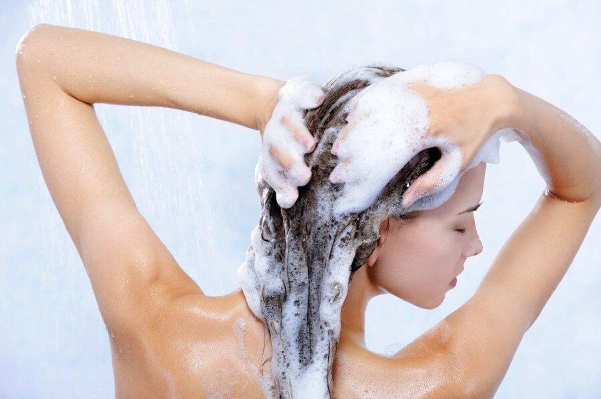 Dicionário capilar: você sabe o que significa low poo, no poo e co wash?