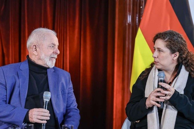 Presidente da República, Luiz Inácio Lula da Silva e a Ministra da Gestão e da Inovação em Serviços Públicos, Esther Dweck, durante a transmissão do programa Conversa com o Presidente - (crédito: Ricardo Stuckert / PR ) Presidente da República, Luiz Inácio Lula da Silva e a Ministra da Gestão e da Inovação em Serviços Públicos, Esther Dweck, durante a transmissão do programa Conversa com o Presidente - (crédito: Ricardo Stuckert / PR )