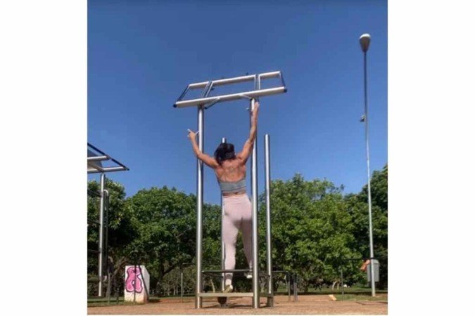 Mulher cai de barra de ferro ao tentar fazer exercício no Parque da Cidade - (crédito: Arquivo pessoal) Mulher cai de barra de ferro ao tentar fazer exercício no Parque da Cidade - (crédito: Arquivo pessoal)