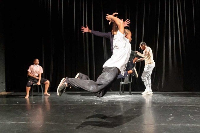 Espetáculo faz mistura de dança com elementos dramatúrgicos no palco do Teatro Hugo Rodas -  (crédito:  Fernand Espinosa Souza)