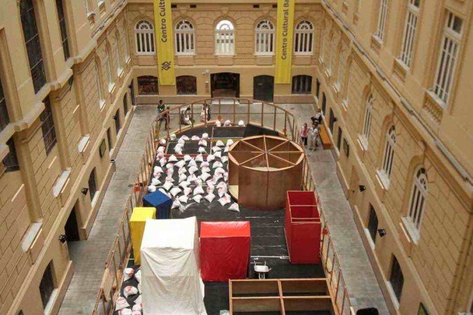 Instalação com múltiplos ambientes que o visitante pode percorrer como quiser, Instalação com múltiplos ambientes que o visitante pode percorrer como quiser,