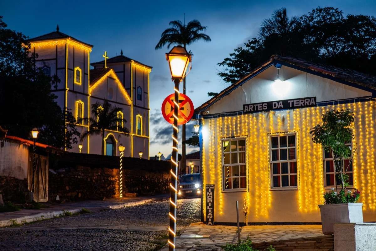 Pirenópolis ganha iluminação do Natal do Cerrado no centro histórico