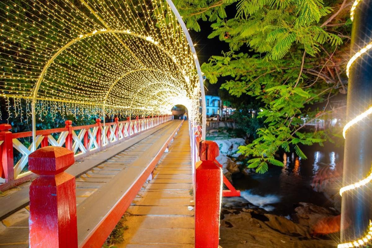 Iluminação de Natal em Pirenópolis na ponte sobre o Rio das Almas