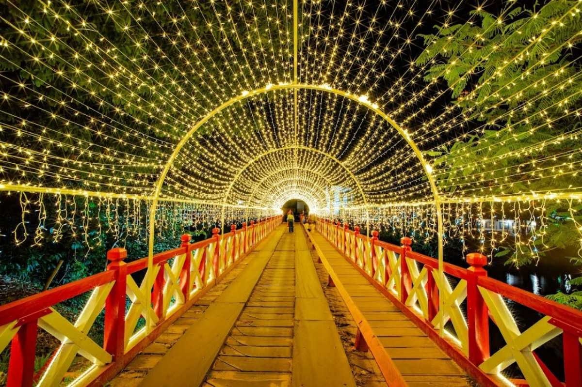 Iluminação de Natal na ponte sobre o Rio das Almas, em Pirenópolis