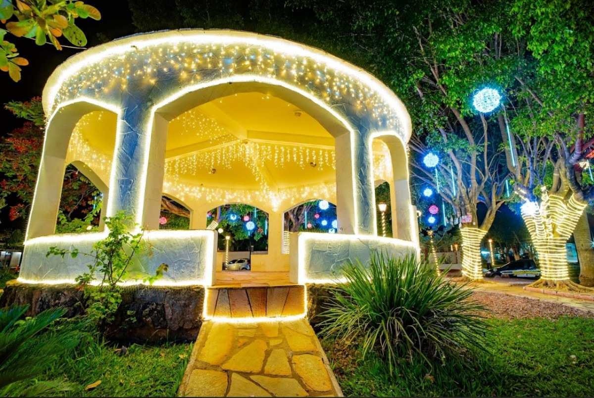 Iluminação de Natal no coreto do centro histórico de Pirenópolis