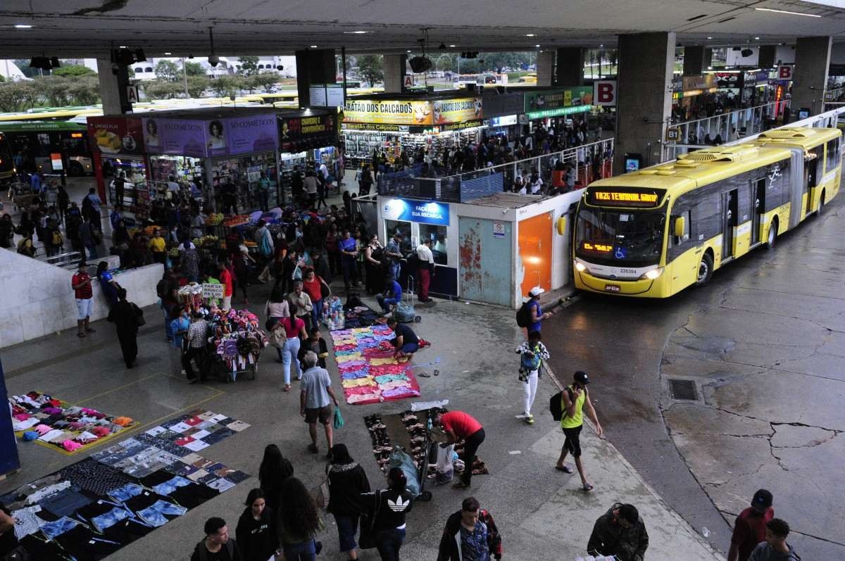 Rodoviária do Plano Piloto movimentada de usuários e ônibus na plataforma inferior