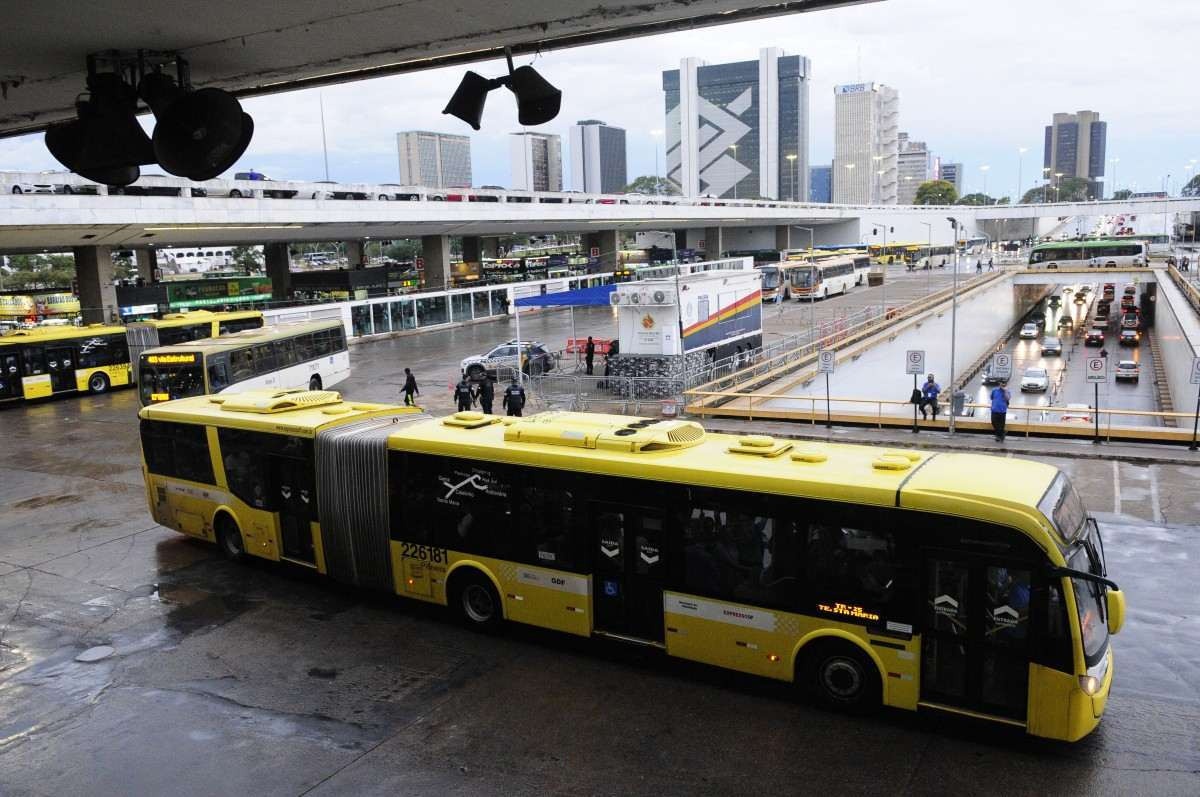 Rodoviria do Plano Piloto movimentada de usurios e nibus na plataforma inferior