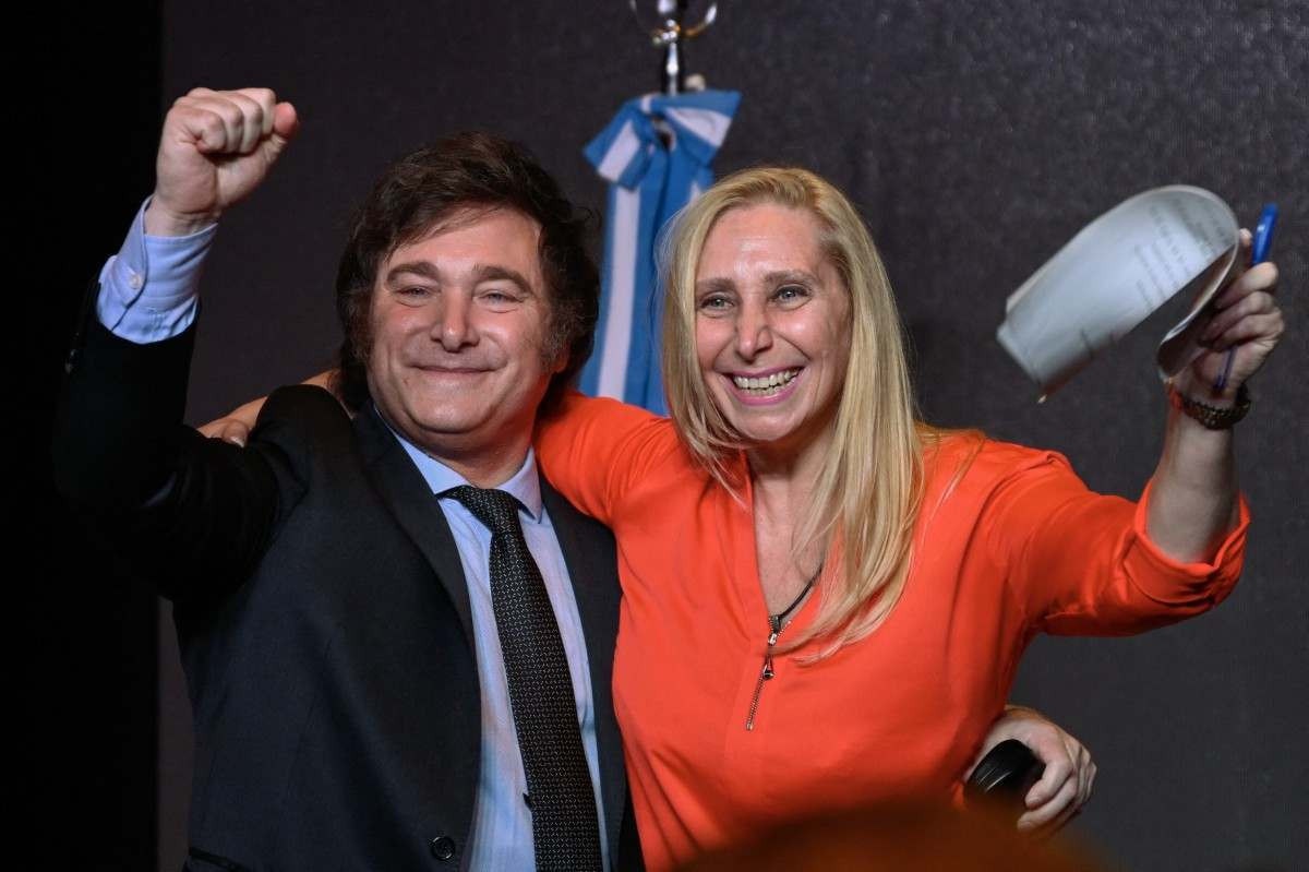 O candidato presidencial argentino pela aliança La Libertad Avanza, Javier Milei (L), comemora com sua irmã Karina Milei após vencer o segundo turno das eleições presidenciais na sede de seu partido em Buenos Aires em 19 de novembro de 2023