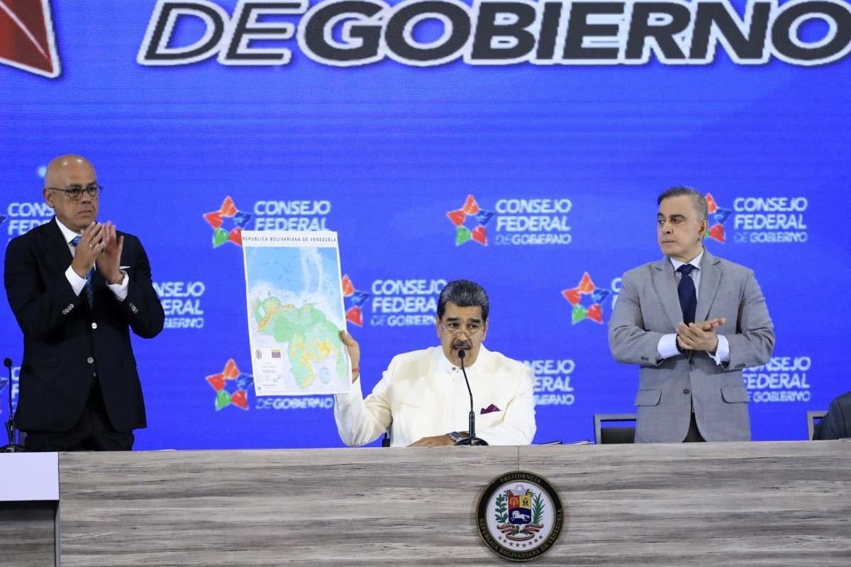 Nicolás Maduro também exibiu o mapa alterado, na noite de terça-feira, ao lado de Jorge Rodriguez (E) e do procurador-geral, Tarek William Saab