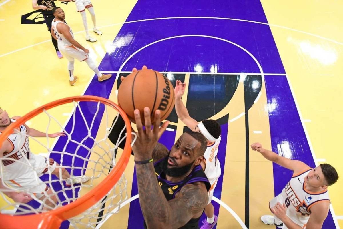 LeBron lidera Lakers rumo à semi da NBA Cup com 'triple–double' e 'timeout'  polêmico