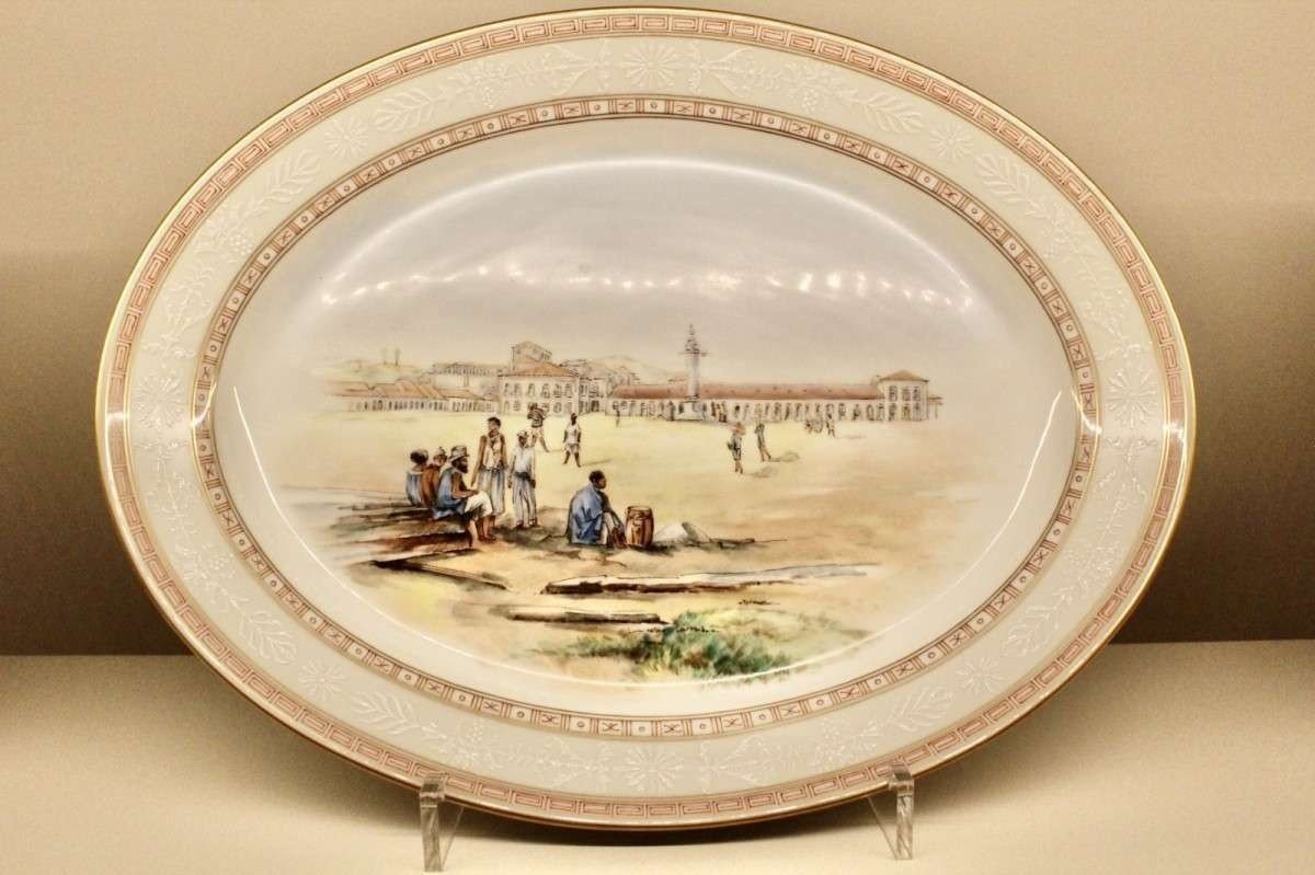  Travessa em porcelana com reprodução de quadro de Debret sobre o Rio de Janeiro. Museu da Vista Alegre, em Ílhavo, Portugal 