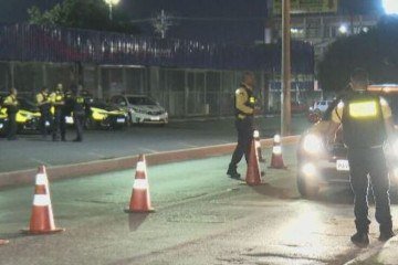 Em todo o DF, a não utilização de cinto de segurança foi a principal autuação feita pela PMDF, com 1.569 registros nos últimos 10 dias. A infração é seguida do uso do celular ao volante, com1455 autuações no mesmo período. O registro de condutores que ingeriram álcool ficou em terceiro no ranking, com 379 casos de motoristas que beberam e foram parados na fiscalização. - (crédito: Reprodução TV Globo) Em todo o DF, a não utilização de cinto de segurança foi a principal autuação feita pela PMDF, com 1.569 registros nos últimos 10 dias. A infração é seguida do uso do celular ao volante, com1455 autuações no mesmo período. O registro de condutores que ingeriram álcool ficou em terceiro no ranking, com 379 casos de motoristas que beberam e foram parados na fiscalização. - (crédito: Reprodução TV Globo)