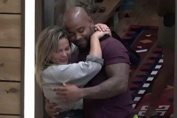 Kally Fonseca e Cezar Black em 'A Fazenda 15' -  (crédito: Reprodução Playplus)