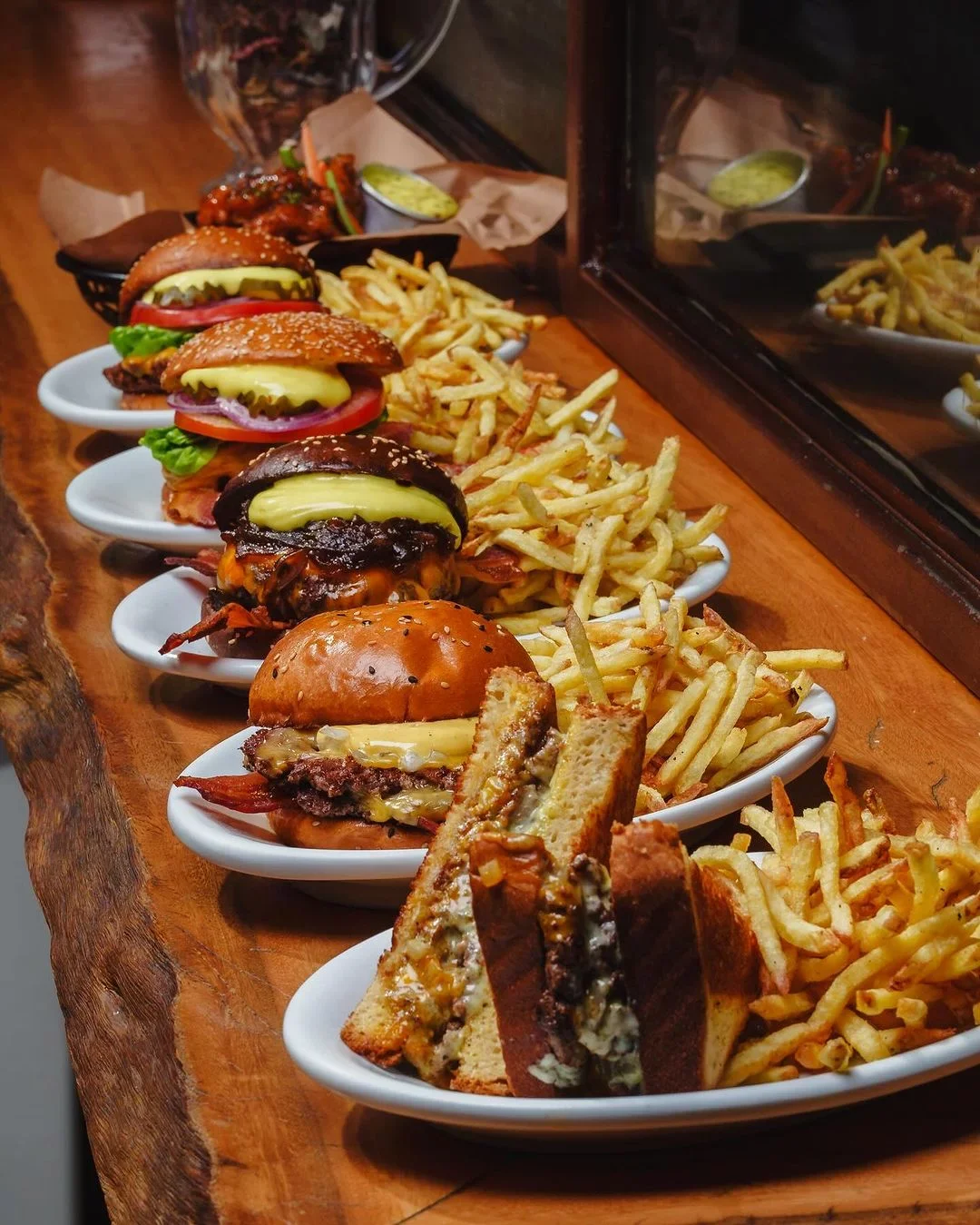 O Burgerdudes divulgou a lista das melhores hamburguerias do mundo e incluiu duas brasileiras no ranking. O site é especializado no assunto desde 2014, e os profissionais viajam pelo mundo para encontrar o melhor lanche. -  (crédito: Reprodução/@holyburgersp)