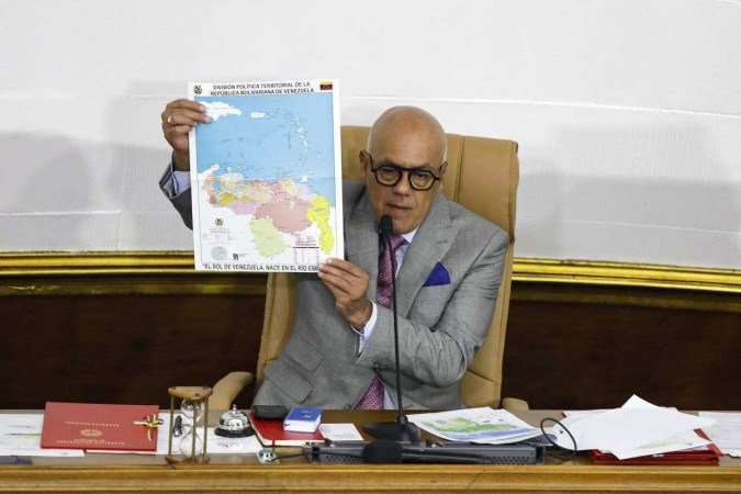 Jorge Rodríguez, presidente da Assembleia Nacional venezuelana, dominada pelo chavismo, mostra mapa de seu país com o Essequibo anexado - (crédito: Pedro Rances Mattey/AFP) Jorge Rodríguez, presidente da Assembleia Nacional venezuelana, dominada pelo chavismo, mostra mapa de seu país com o Essequibo anexado - (crédito: Pedro Rances Mattey/AFP)