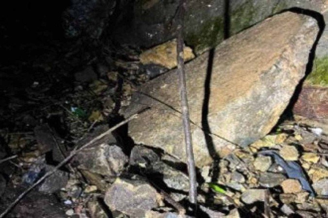 Pedra que deslizou e atingiu a Câmara Municipal de Poços de Caldas - (crédito: Bombeiros/Divulgação) Pedra que deslizou e atingiu a Câmara Municipal de Poços de Caldas - (crédito: Bombeiros/Divulgação)
