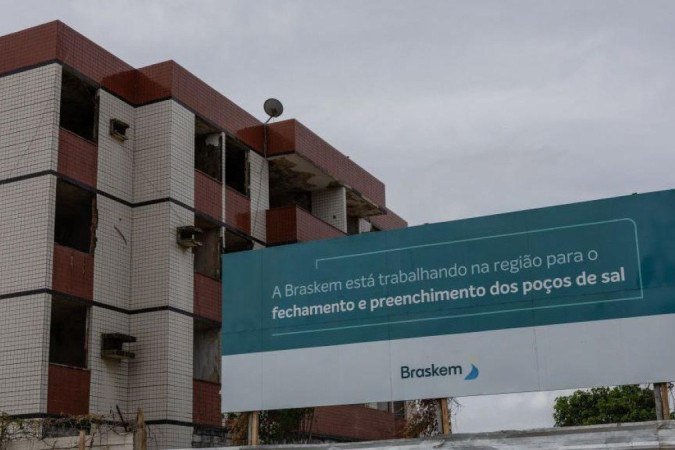 Placa da Braskem ao lado de prédio que precisou ser evacuado em Maceió (AL) - (crédito: Maira Erlich/Bloomberg via Getty Images) Placa da Braskem ao lado de prédio que precisou ser evacuado em Maceió (AL) - (crédito: Maira Erlich/Bloomberg via Getty Images)