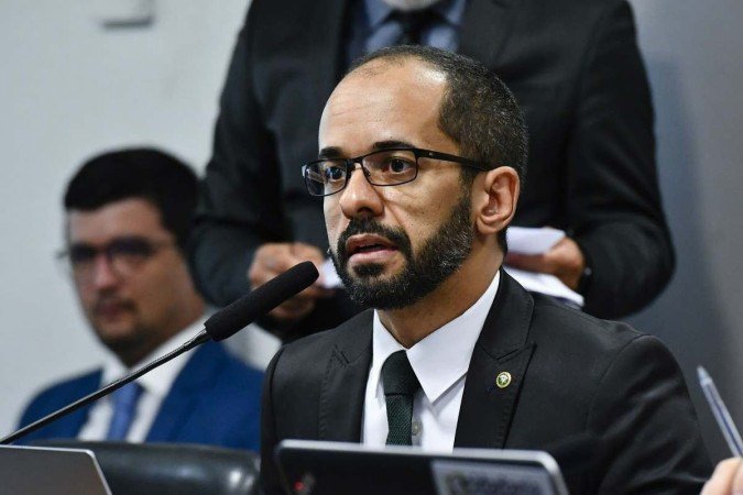 Leonard Magalhães foi indicado por Lula para exercer o cargo de defensor público-geral federal da Defensoria Pública da União (DPU) - (crédito: Geraldo Magela/Agência Senado) Leonard Magalhães foi indicado por Lula para exercer o cargo de defensor público-geral federal da Defensoria Pública da União (DPU) - (crédito: Geraldo Magela/Agência Senado)