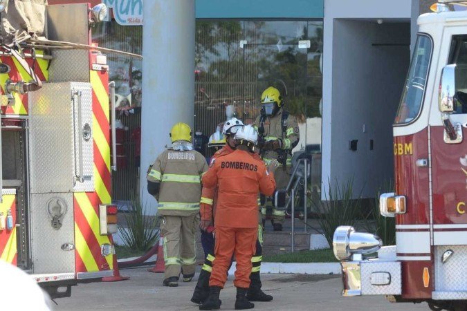 Corpo de Bombeiros atua para combater incêndio em prédio do Noroeste - (crédito: Marcelo Ferreira/CB/D.A.Press) Corpo de Bombeiros atua para combater incêndio em prédio do Noroeste - (crédito: Marcelo Ferreira/CB/D.A.Press)