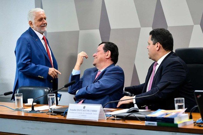 Sessão da CCJ do Senado: Jaques Wagner (E), relator da indicação de Flávio Dino ao STF, conversa com o presidente do colegiado, Davi Alcolumbre (D) - (crédito: Geraldo Magela/Agência Senado Fonte: Agência Senado) Sessão da CCJ do Senado: Jaques Wagner (E), relator da indicação de Flávio Dino ao STF, conversa com o presidente do colegiado, Davi Alcolumbre (D) - (crédito: Geraldo Magela/Agência Senado Fonte: Agência Senado)