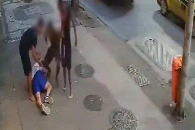 Na noite de sábado (2/12) um empresário foi agredido com socos e chutes após tentar ajudar uma mulher que estava sendo assaltada - (crédito: Reprodução/X/Twitter @OGlobo_Rio (6/12/23)) Na noite de sábado (2/12) um empresário foi agredido com socos e chutes após tentar ajudar uma mulher que estava sendo assaltada - (crédito: Reprodução/X/Twitter @OGlobo_Rio (6/12/23))