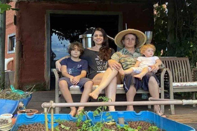 O casal Thais Yeleni e Juno Rocha (C) vivem com os filhos na Ecovila da Lagoa, em Planaltina de Goiás