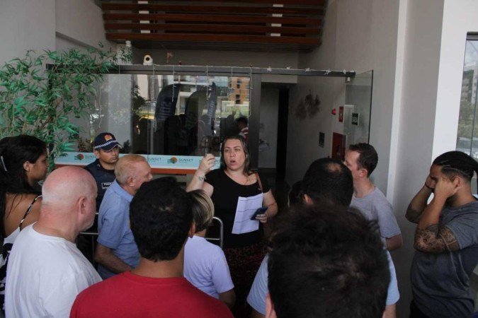 Os moradores do 1º andar poderão entrar, um por vez, para buscar os pertences nos apartamentos - (crédito: Kayo Magalhães/CB/D.A Press) Os moradores do 1º andar poderão entrar, um por vez, para buscar os pertences nos apartamentos - (crédito: Kayo Magalhães/CB/D.A Press)