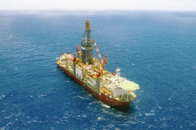 Navio-sonda da Petrobras: exploração do petróleo no mar em alta -  (crédito:  Cezar Fernandes)