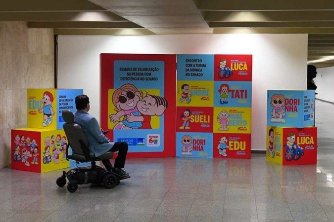 Os estudantes visitaram o Salão Negro do Congresso na companha de Luca e Dorinha, personagens da Turma da Mônica - (crédito: Marcos Oliveira/Agência Senado) Os estudantes visitaram o Salão Negro do Congresso na companha de Luca e Dorinha, personagens da Turma da Mônica - (crédito: Marcos Oliveira/Agência Senado)