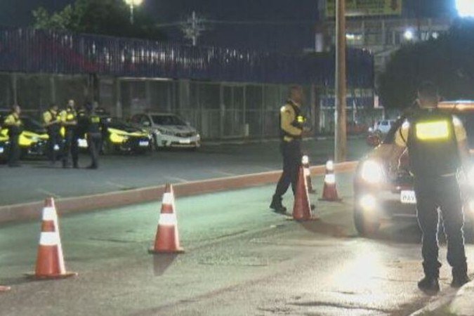 Em todo o DF, a não utilização de cinto de segurança foi a principal autuação feita pela PMDF, com 1.569 registros nos últimos 10 dias. A infração é seguida do uso do celular ao volante, com1455 autuações no mesmo período. O registro de condutores que ingeriram álcool ficou em terceiro no ranking, com 379 casos de motoristas que beberam e foram parados na fiscalização. - (crédito: Reprodução TV Globo) Em todo o DF, a não utilização de cinto de segurança foi a principal autuação feita pela PMDF, com 1.569 registros nos últimos 10 dias. A infração é seguida do uso do celular ao volante, com1455 autuações no mesmo período. O registro de condutores que ingeriram álcool ficou em terceiro no ranking, com 379 casos de motoristas que beberam e foram parados na fiscalização. - (crédito: Reprodução TV Globo)