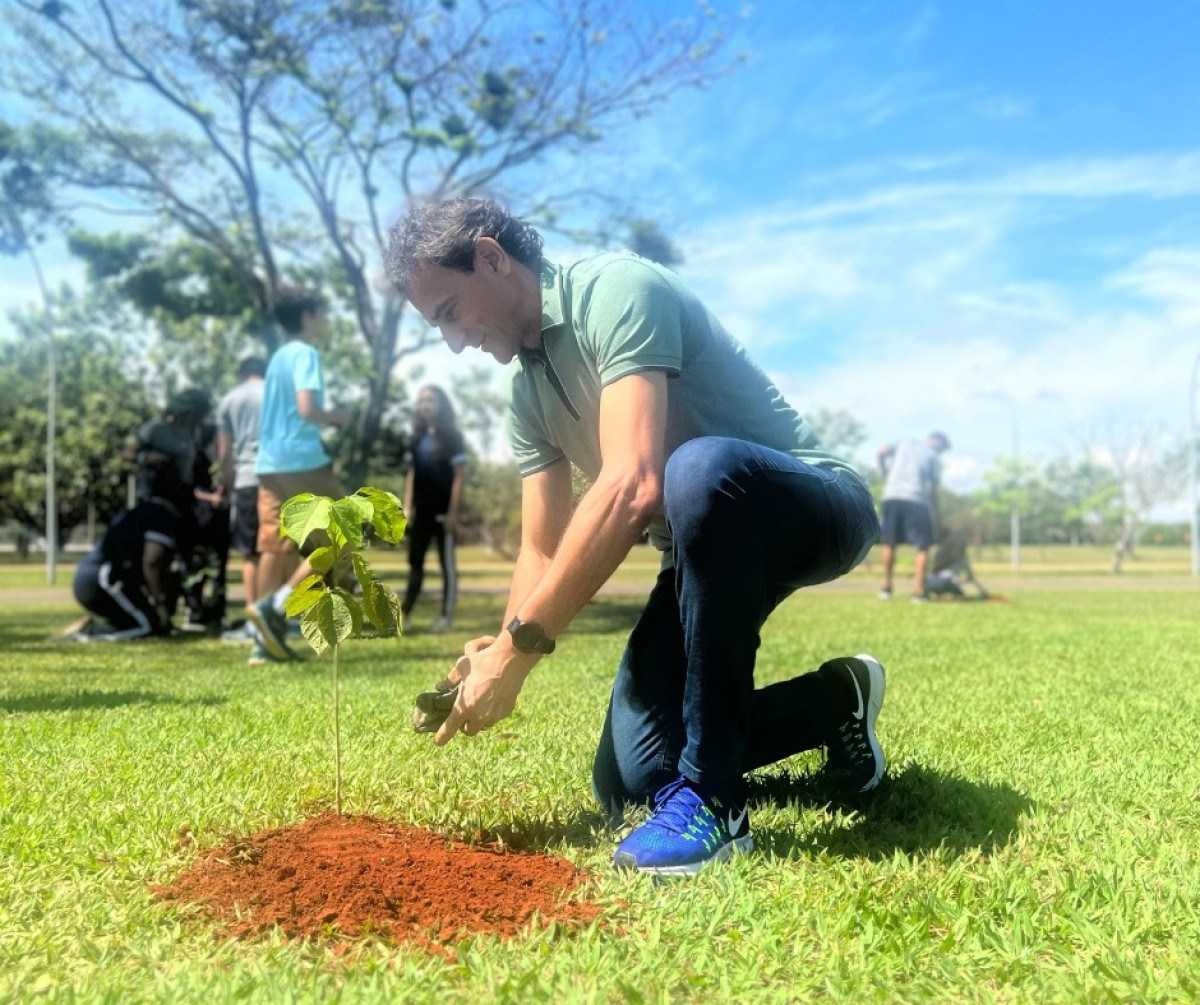 Campeão olímpico de vôlei Emanuel Rego participa de plantio de árvores do cerrado com colégio La Salle Brasília