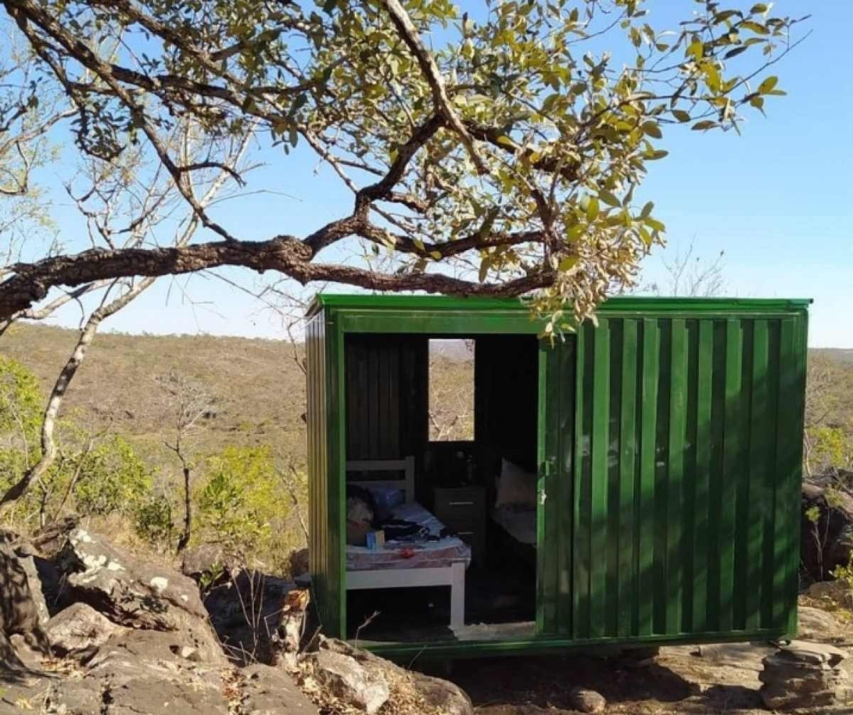 Contêiner usado como abrigo, no Sítio Rupestre, na ecovila Condomínio Habitat, na Chapada dos Veadeiros, no município de São João d'Aliança-GO.