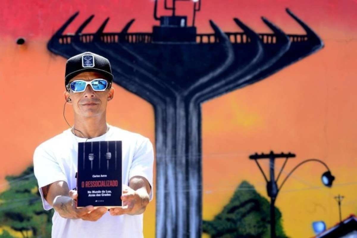 Grafiteiro Carlos Astro mostra livro 
