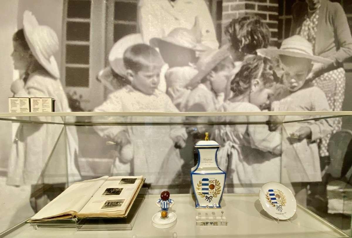 A empresa Vista Alegre criou, logo na sua fundação, uma creche para os filhos de empregados, e os bisnetos do fundador levaram o futebol para Portugal