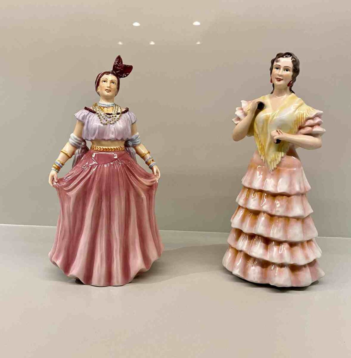 Garrafas para aguardentes em forma de uma baiana e uma portuguesa. Museu da Vista Alegre, em Ílhavo, Portugal