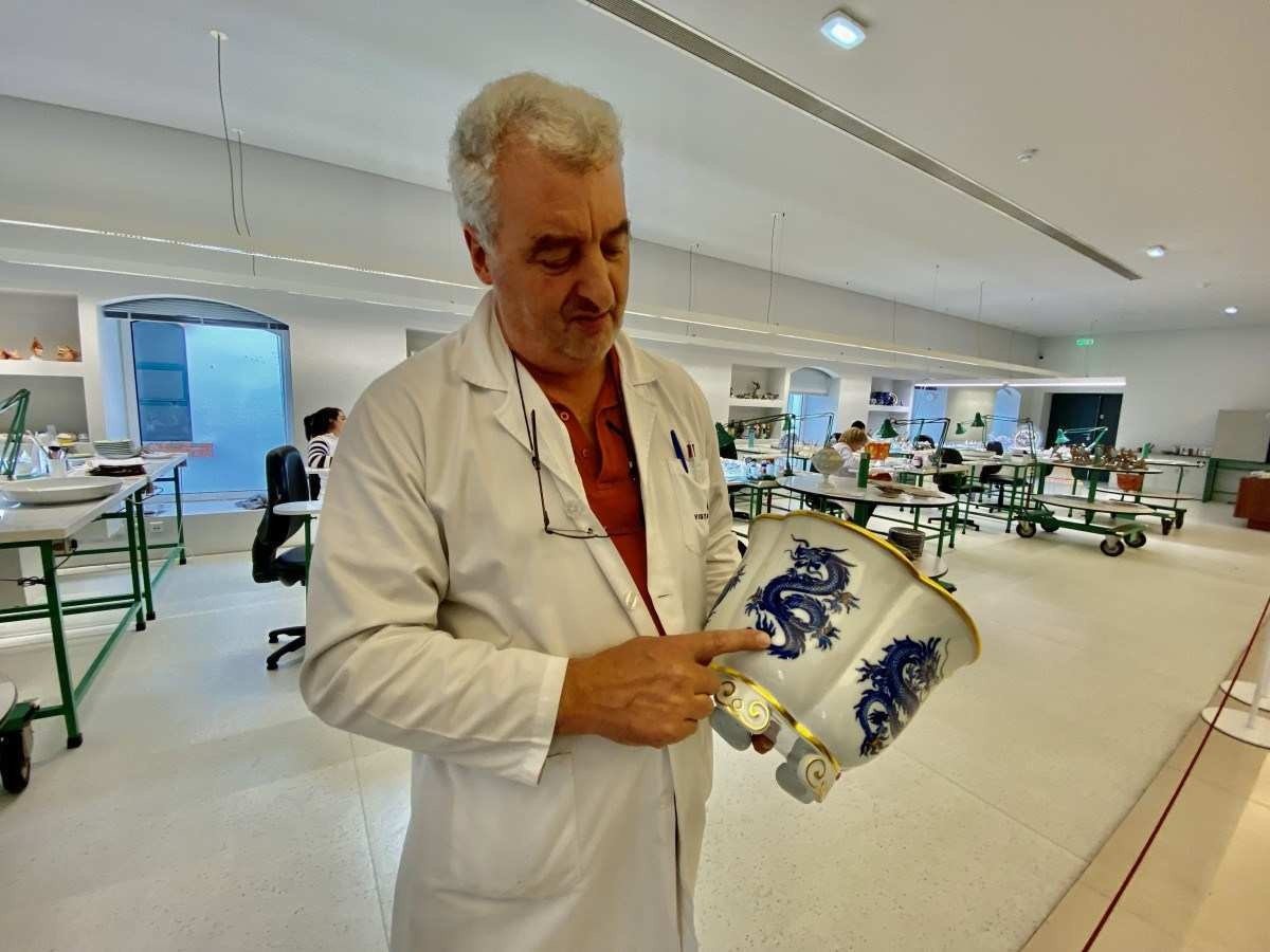 Armando Grave, pintor de porcelana da Vista Alegre em Portugal