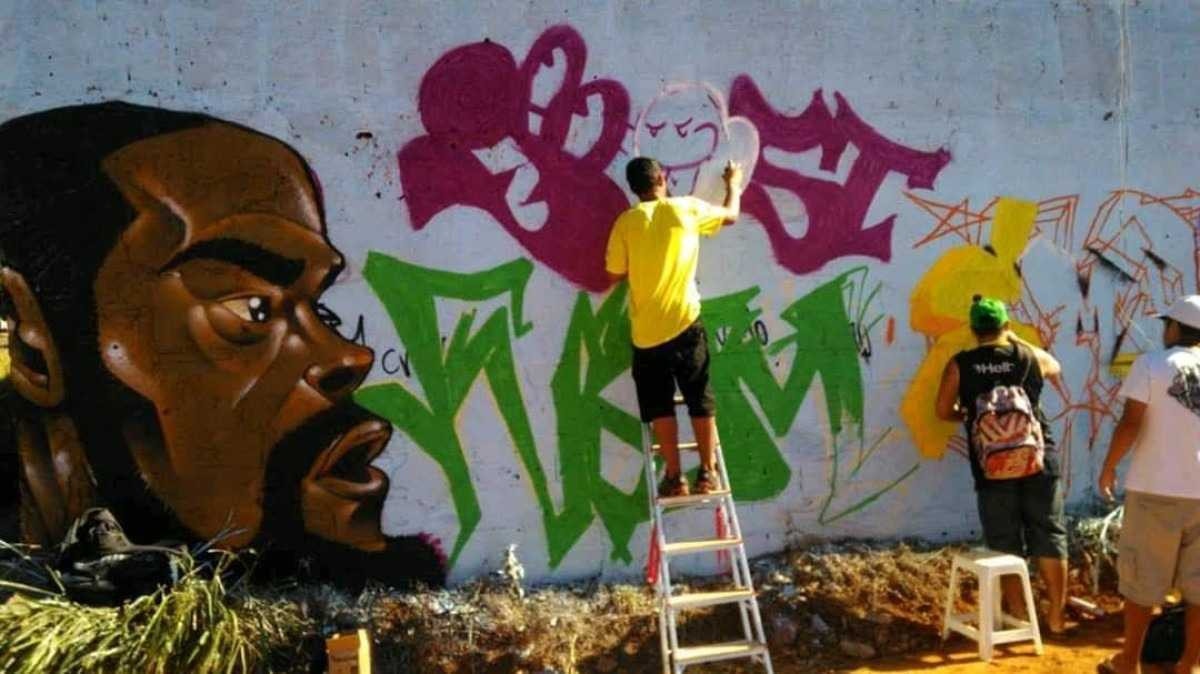 Michel Williams, 20, faz grafite em muro de Ceilândia Norte
