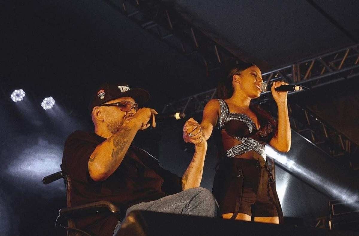 Rapper Saphira com o pai, DJ Jamaika, se apresentando em palco