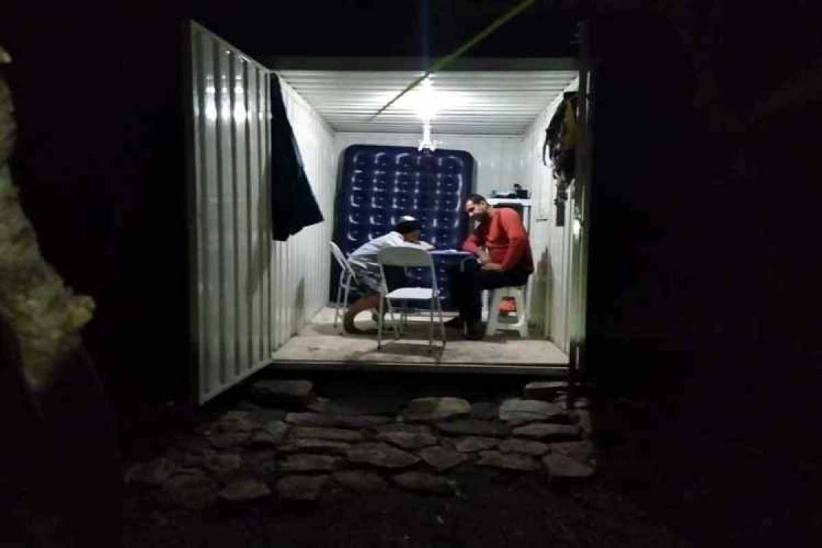 O bancário Marcio Barros e o filho, Yan, em contêiner usado como abrigo, no Sítio Rupestre, na ecovila Condomínio Habitat, na Chapada dos Veadeiros, no município de São João d'Aliança-GO.