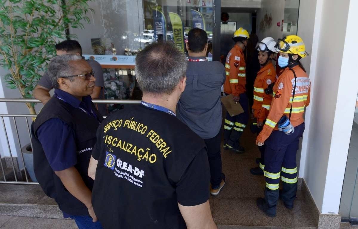  07/12/2023 Cr&eacute;dito: Marcelo Ferreira/CB/D.A Press. Brasil. Bras&iacute;lia - DF - Setor Noroeste, Edif&iacute;cio Sunset, moradores retiram moveis dos apartamentos. Bombeiros e fiscaliza&ccedil;&atilde;o do CREA-DF fazem fistoria no pr&eacute;dio.